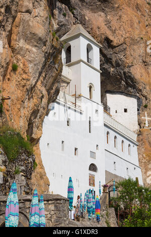 Montenegro.  Manastir Ostrog. Ostrog Kloster der serbisch-orthodoxen Kirche, in eine in der Nähe von vertikalen Felswand gebaut. Stockfoto