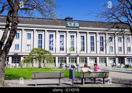 Pärnu-Hauptplatz (Rüütli Plats) mit einem Bankgebäude (Baudenkmal) und Brunnen in Pärnu, Estland Stockfoto