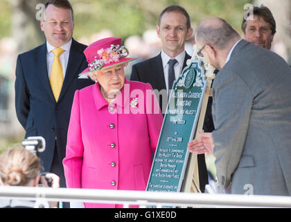 Ihre Majestät die Königin von England offiziell Eröffnung der Musikpavillon im Alexandra Gardens in Windsor. Stockfoto