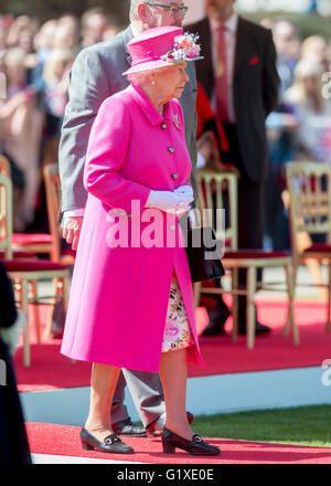 Ihre Majestät die Königin von England offiziell Eröffnung der Musikpavillon im Alexandra Gardens in Windsor. Stockfoto