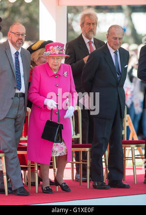 Ihre Majestät die Königin von England offiziell Eröffnung der Musikpavillon im Alexandra Gardens in Windsor. Stockfoto