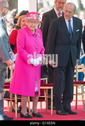 Ihre Majestät die Königin von England offiziell Eröffnung der Musikpavillon im Alexandra Gardens in Windsor. Stockfoto