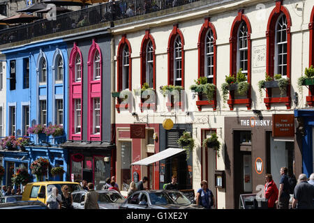 Bunte Victoria St Edinburgh während des Festivals im August Stockfoto