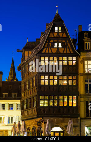 Maison Kammerzell, mittelalterliches Haus aus dem 16. Jahrhundert mit beleuchteten Fenstern bei Nacht, Außenansicht, Straßburg, Elsass, Frankreich, Europa Stockfoto