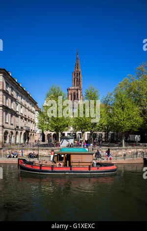 Batorama Tour Boot Ticket Büro in einem Schlepper und Kathedrale, Straßburg, Elsass, Frankreich Stockfoto