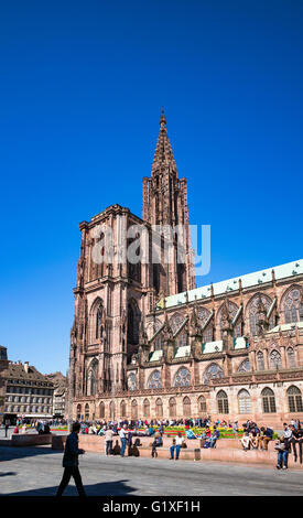 Place du Château Platz mit gotischen Kathedrale Notre-Dame aus dem 14. Jahrhundert, Straßburg, Elsass, Frankreich, Europa, Stockfoto