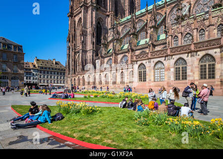 Jugendliche entspannend, Platz Place du Château und Notre-Dame gotische Kathedrale aus dem 14. Jahrhundert, Straßburg, Elsass, Frankreich; Europa Stockfoto