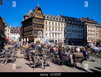 Domplatz mit Straßencafés und mittelalterlichen Haus Maison Kammerzell, Straßburg, Elsass, Frankreich Stockfoto