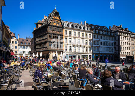 Domplatz mit Café-Terrassen und mittelalterlichem Haus Maison Kammerzell, Straßburg, Elsass, Frankreich, Europa Stockfoto