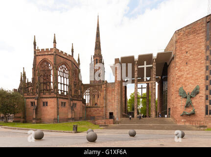 Das alte bombardiert St. Michael Coventry Kathedrale neben der neuen St.-Michaels-Kathedrale von Coventry, Coventry, Warwickshire UK Stockfoto