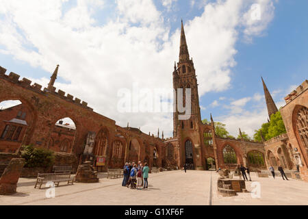 Personen an den Ruinen der alten St. Michaels-Kathedrale, Coventry; im 2. Weltkrieg bombardiert; Stadtzentrum von Coventry, Warwickshire UK Stockfoto