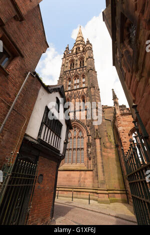 Alte St. Michaels Cathedral Spire und mittelalterlichen Häusern, Coventry, Warwickshire UK Stockfoto