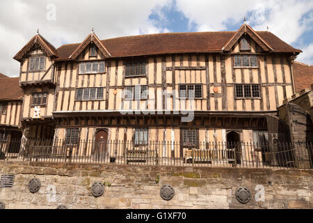 Die mittelalterlichen Gebäude aus dem 14th. Jahrhundert des Lord Leycester Hospital, Warwick High Street, Warwick, Warwickshire, Großbritannien Stockfoto