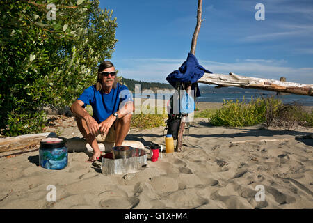 WASHINGTON - kochen Abendessen auf Campingplatz am Strand von Toleak Punkt auf einem Wildnis-Abschnitt der Pazifikküste im Olympic NP. Stockfoto