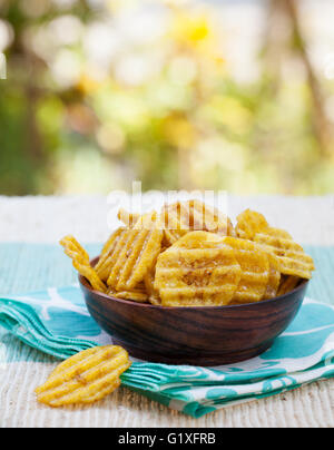 Dehydrierte Tiefe frittierten Bananenchips auf einem tropischen Sommer Hintergrund getrocknet. Stockfoto
