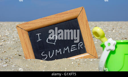 Ich liebe den Sommer, geschrieben auf einer Tafel vor dem Meer Stockfoto