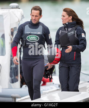 Die Herzogin von Cambridge mit Sir Ben Ainslie nur vor dem Einsteigen in eines seiner America Cup Katamarane bei einem Besuch in das Lan Stockfoto