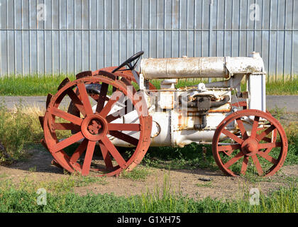 Alte weiße Traktor Rost entfernt in alten Bauernhof-Ausrüstung-Friedhof Stockfoto