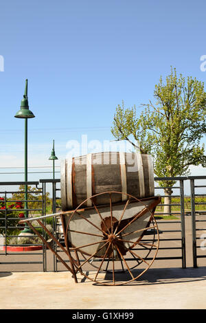 Altes Weinfass auf Wein Wagen an der alten Zuckerfabrik in Clarksburg, Kalifornien, USA Stockfoto