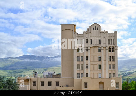 Ashland Springs Hotel von hinten mit den Cascade Mountains im Hintergrund. Die meisten pro wurde das Ahsland Springs hotel Stockfoto