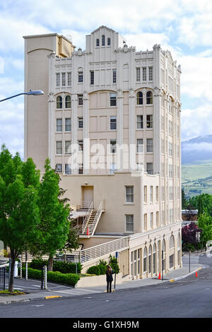 Touristische Aufnahme des Ashland Springs Hotel von hinten mit den Cascade Mountains im Hintergrund. Stockfoto