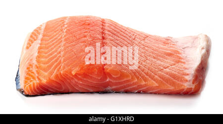 Frisches rohes Lachsfilet isoliert auf weißem Hintergrund Stockfoto