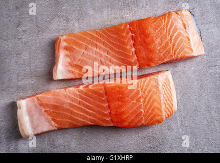 Zwei frische rohe Lachsfilet auf grauen Tabelle, Ansicht von oben Stockfoto