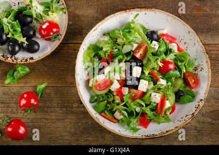 Salat aus frischem Gemüse mit Feta-Käse. Gesunde Ernährung. Ansicht von oben Stockfoto