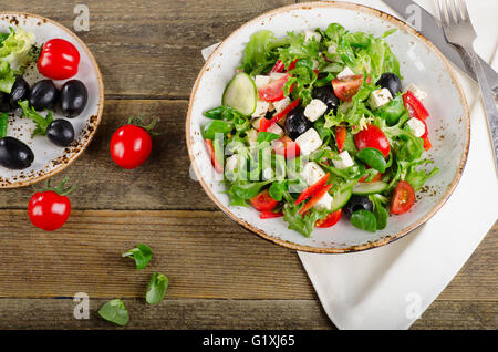 Gesunde Salat aus frischem Gemüse mit Feta. Ansicht von oben Stockfoto