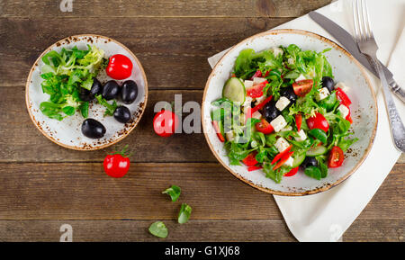 Gesunde Salat aus frischem Gemüse mit Feta-Käse. Ansicht von oben Stockfoto