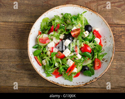 Salat aus frischem Gemüse mit Feta-Käse. Ansicht von oben Stockfoto