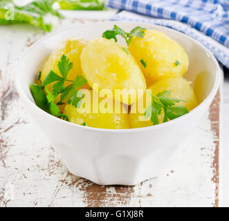 Gekochte Kartoffeln in die Schüssel weiß. Selektiven Fokus Stockfoto