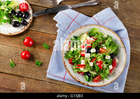 Griechischer Salat mit Feta-Käse. Gesunde Ernährung. Ansicht von oben Stockfoto