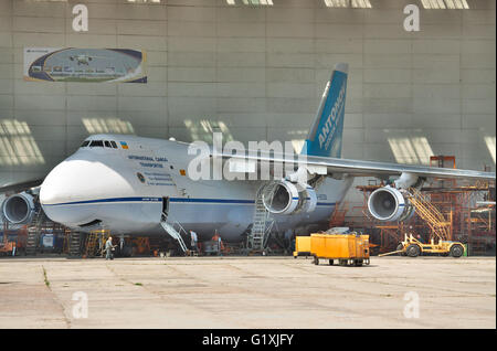 Kiew, Ukraine - 3. August 2011: Antonov An-124 Ruslan Frachtflugzeug während der Prüfung-Wartung Stockfoto