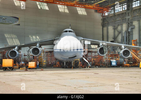 Kiew, Ukraine - 3. August 2011: Frachtflugzeug Antonov An-124 Ruslan wird während der regelmäßigen Überprüfung gewartet Stockfoto