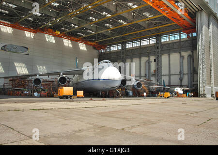 Kiew, Ukraine - 3. August 2011: Frachtflugzeug Antonov An-124 Ruslan wird während der Prüfung gewartet Stockfoto