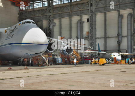 Kiew, Ukraine - 3. August 2011: Frachtflugzeug Antonov An-124 Ruslan in Dienst Hangar gewartet wird Stockfoto