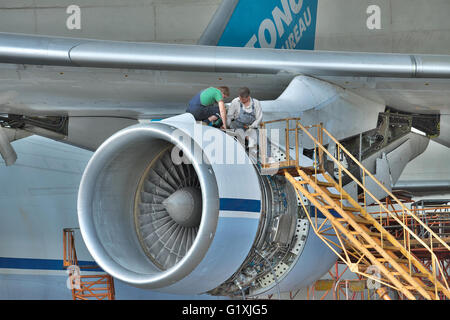 Kiew, Ukraine - 3. August 2011: Antonov An-124 Ruslan Cargo Flugzeug Motor wird geprüft und gewartet im hangar Stockfoto