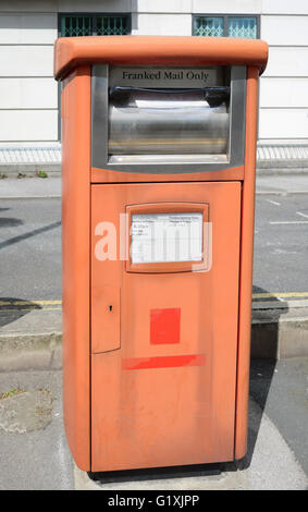 Einen "nur frankiert" Briefkasten an der Wellington Street, Leeds Stockfoto