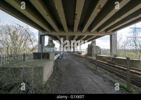 Robert Stephensons röhrenförmigen Brittania Brücke an der Menai Straits Anglesey North Wales. Stockfoto