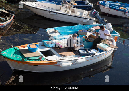 Ansicht von Fischer in der Fisch-Hafen, Pozzuoli, Napoli, Neapel, Kampanien, Italien Stockfoto