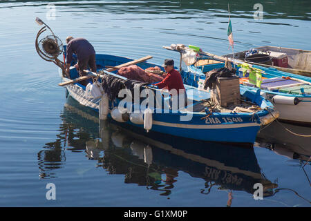 Ansicht von Fischer in der Fisch-Hafen, Pozzuoli, Napoli, Neapel, Kampanien, Italien Stockfoto