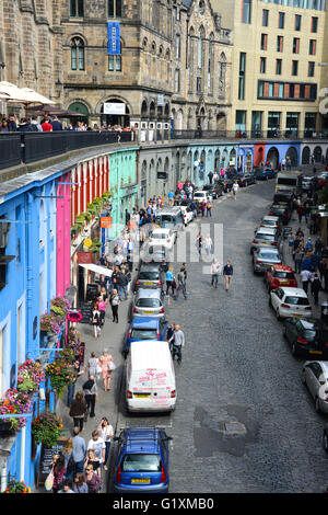 Bunte Victoria St Edinburgh während des Festivals im August Stockfoto