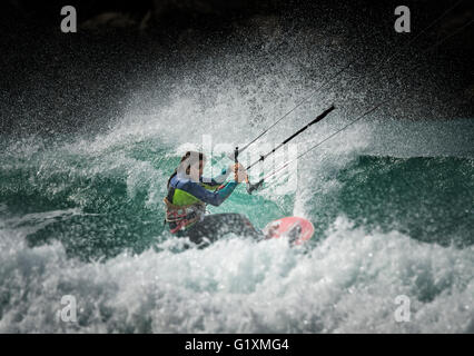 Frau Kitesurfen in El Balneario. Tarifa, Cádiz, Costa De La Luz, Andalusien, Südspanien. Stockfoto