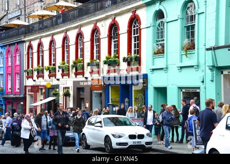 Bunte Victoria St Edinburgh während des Festivals im August Stockfoto