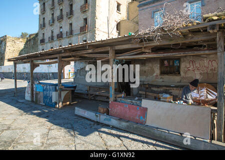 Alter Mann in der Nähe des Hafens von Pozzuoli, Napoli, Neapel, Kampanien, Italien Stockfoto