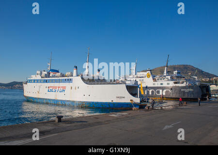 Blick auf Fähren im Hafen von Pozzuoli, Napoli, Neapel, Kampanien, Italien Stockfoto