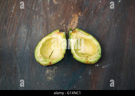 Stück vom süßen Avocado oben auf alten hölzernen in natürlichem Licht. Stockfoto