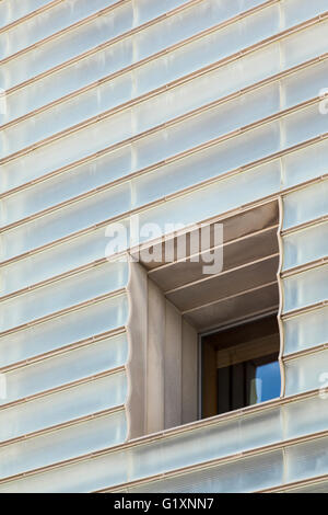 Die halbtransparente Rippenfassade mit drei Fenstern des Palacio de Congresos Kursaal in San Sebastian, Spanien Stockfoto