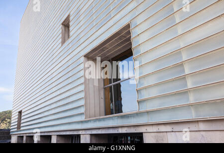 Die halbtransparente Rippenfassade mit drei quadratischen Fenstern des Palacio de Congresos Kursaal in San Sebastian, Spanien vor einem klaren blauen Himmel Stockfoto